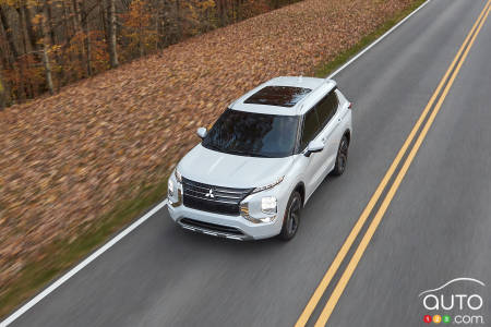 2022 Mitsubishi Outlander, from above