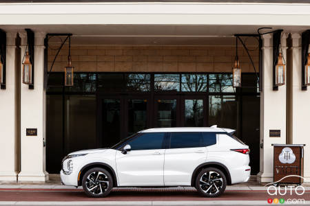 2022 Mitsubishi Outlander, profile