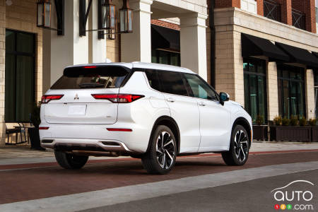 2022 Mitsubishi Outlander, three-quarters rear