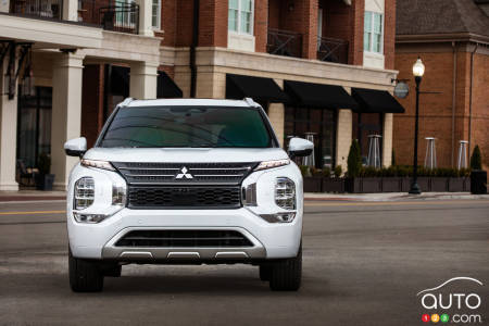 2022 Mitsubishi Outlander, front