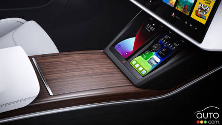 Tesla Model S, devices charging