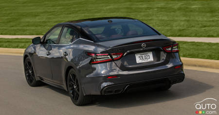 Nissan Maxima, arrière