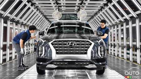 A Hyundai Palisade on the assembly line