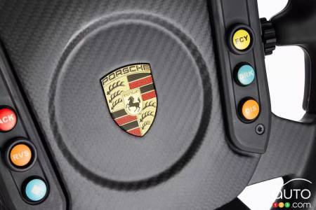 Logo de Porsche sur volant à 10 000 $