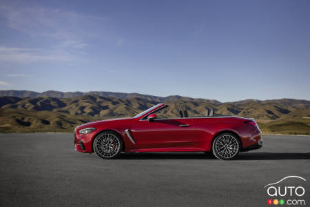 Mercedes-AMG CLE 53 Cabriolet 2025, de profil