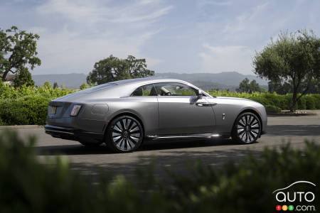 The Rolls-Royce Spectre, in profile