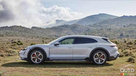 2022 Porsche Taycan Cross Turismo, profile