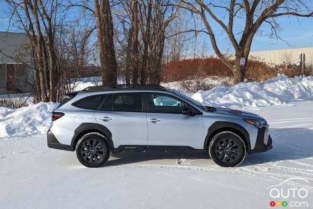 La Subaru Outback Onyx 2024, de profil