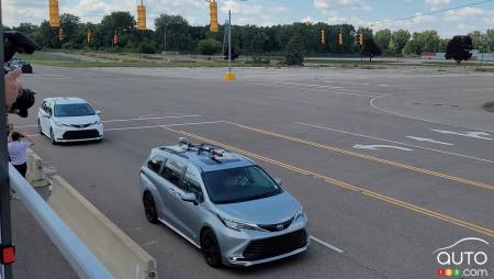 Les deux Toyota Sienna qui se suivent