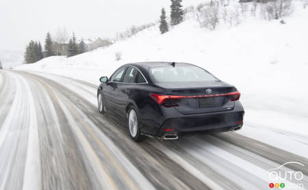 2021 Toyota Avalon AWD, three-quarters rear