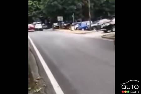 Collision between a Renault Twingo and a Ferrari 488 Pista