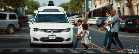 Un véhicule autonome Waymo dans la circulation