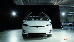 The Model X is the safest, fastest and most capable sport utility vehicle in history. With all-wheel drive and a 90 kWh battery providing 410 kilometers of range, Model X has ample seating for seven adults and all of their gear. And it’s ludicrously fast, accelerating from zero to 100 kilometers per hour in as quick as 3.4 seconds. 
Model X is the SUV uncompromised.