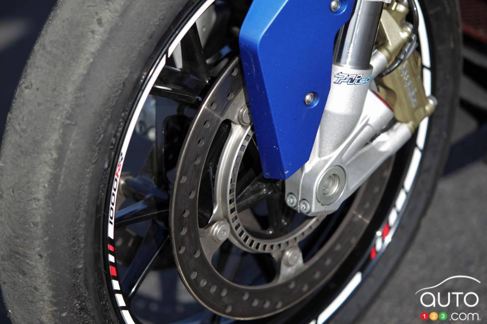 http://picolio.auto123.com/auto123tv/images/aa/co/S1000RR-vs-ZX-10R-2011_040.jpg?scale=980
