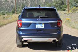 Vue arrière du Ford Explorer Platinum 2016
