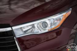 2016 Toyota Highlander Hybrid headlight