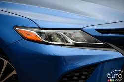 Front headlight of the 2018 Camry Hybrid SE 