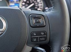 Commande pour le régulateur de vitesse sur le volant du Lexus NX 300h executive 2016