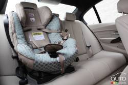 Vue des sièges arrières avec siège pour bébé