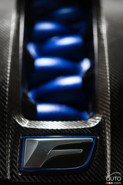 Détail du moteur de la Lexus RC F 2015