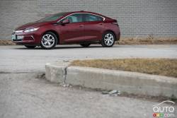 2016 Chevrolet Volt front 3/4 view