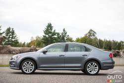 Vue de côté de la Volkswagen Passat Comfortline 2016