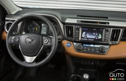 Habitacle du conducteur du Toyota RAV4 Hybride 2016