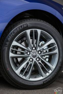 2016 Toyota Camry Hybrid wheel