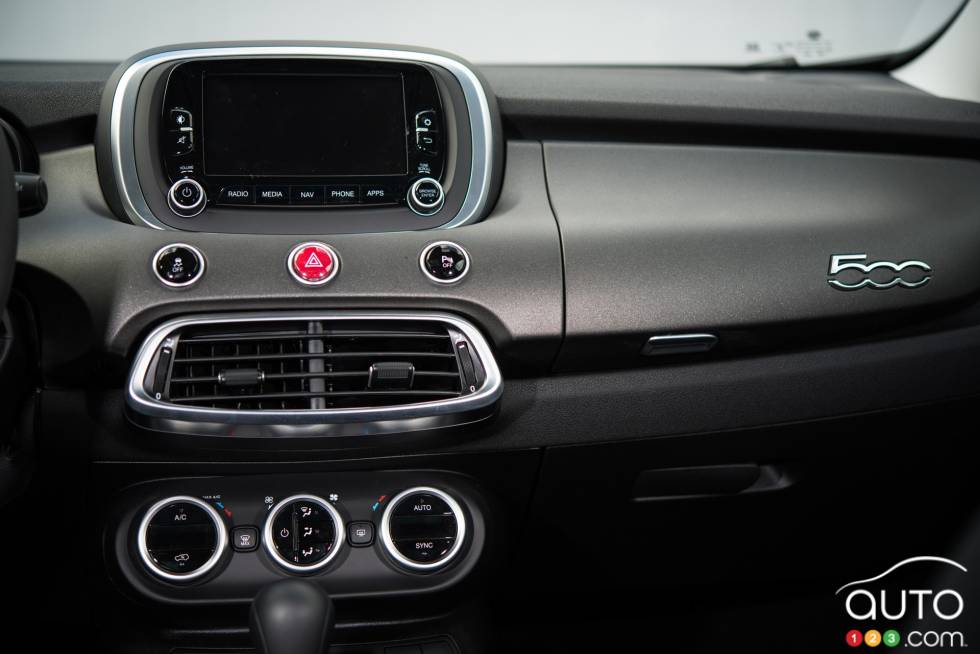 2016 Fiat 500x center console