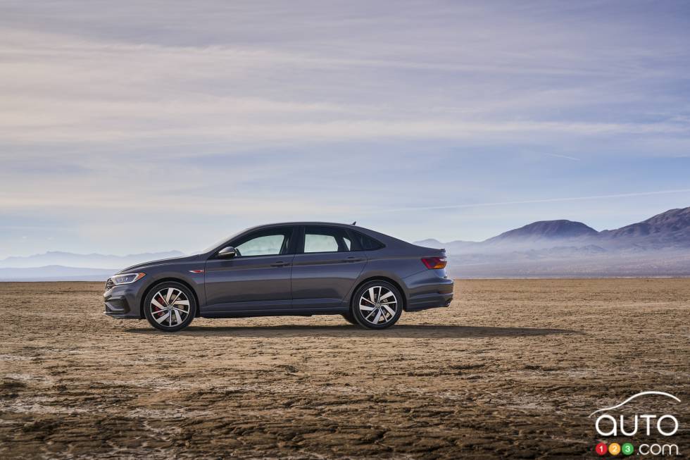 2019 Volkswagen Jetta GLI debuts at the Chicago Auto Show: Side view