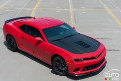 The new 2015 Camaro is the perfect combination of distinct design, cutting-edge technology and exhilarating performance. Simply put, it’s the full package. Performance-driven design enhancements to the front and rear fascias give the new Camaro a low, wide, contemporary look.