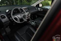 Habitacle du conducteur de la Nissan Pathfinder Platinum AWD 2015
