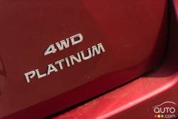 Écusson de la version de la Nissan Pathfinder Platinum AWD 2015