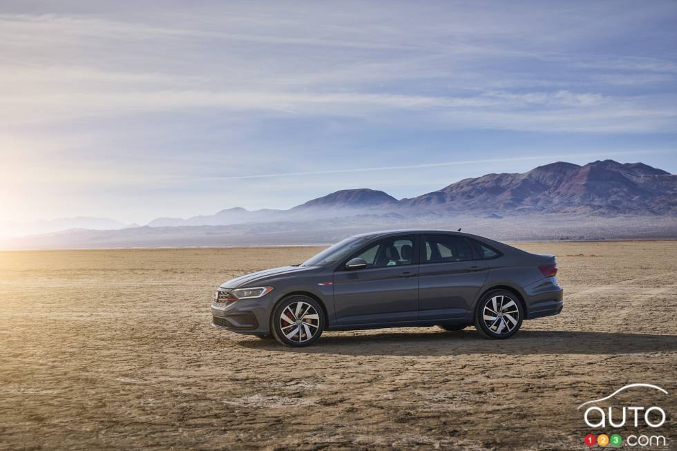 2019 Volkswagen Jetta GLI debuts at the Chicago Auto Show: Side view