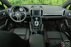 2015 Porsche Cayenne S E-Hybrid dashboard
