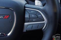 Commande pour le régulateur de vitesse sur le volant du Dodge Durango SXT 2016