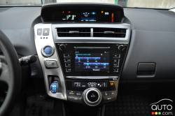 Console centrale de la Toyota Prius V 2016
