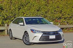 2016 Toyota Camry XLE front 3/4 view