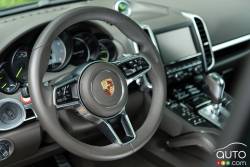 2015 Porsche Cayenne S E-Hybrid steering wheel