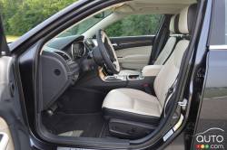 2016 Chrysler 300 C front seats