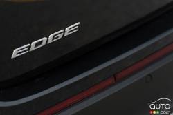 Écusson du modèle du Ford Edge Titanium 2015
