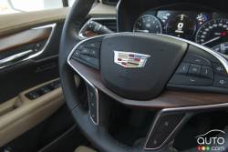 2017 Cadillac XT5 steering wheel