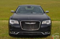 2016 Chrysler 300 C front view