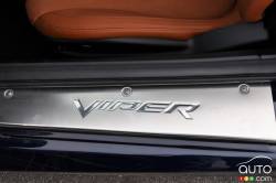 Garnissage des seuils de la Dodge Viper 2016