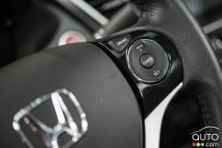 Commande pour le régulateur de vitesse sur le volant de la Honda Civic Touring 2015