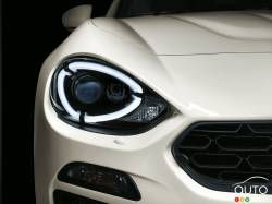 2017 Fiat 124 Spyder headlight