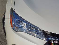 2016 Toyota Camry XLE headlight