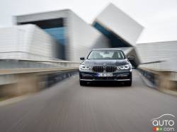 Vue de face de la BMW Série 7 2016