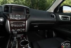 2015 Nissan Pathfinder Platinum AWD center console