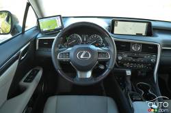 Habitacle du conducteur de la Lexus RX 2016